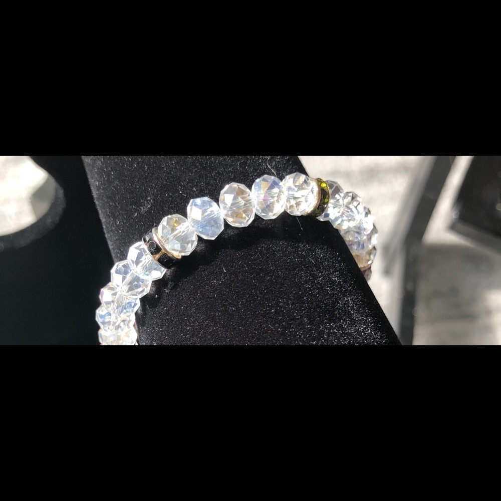 Crystal bracelet with magnetic clasp